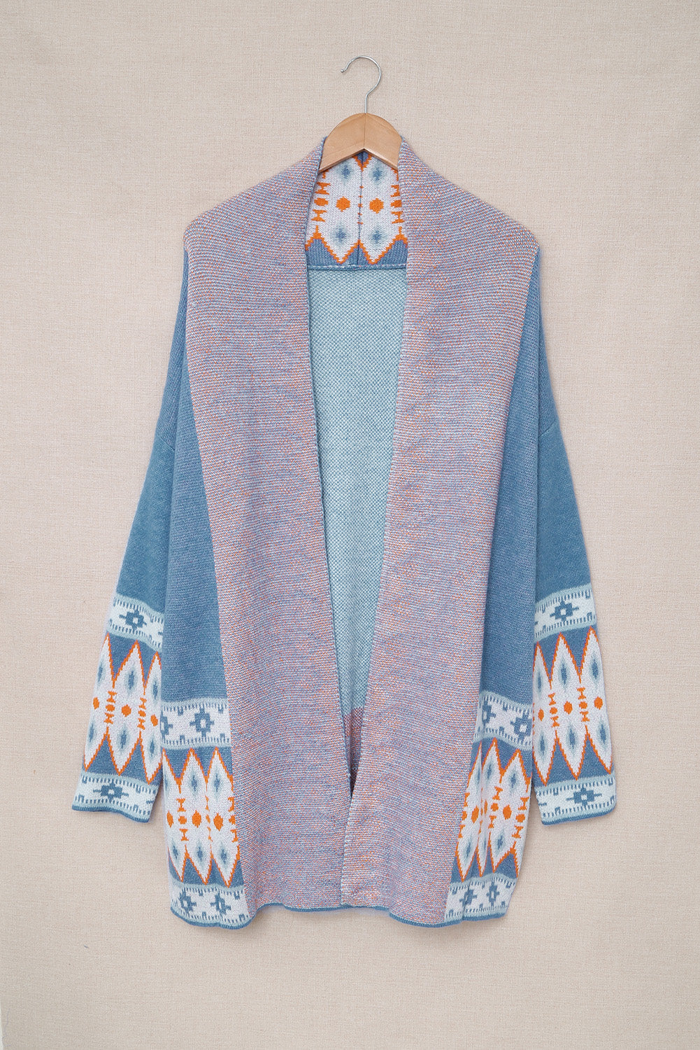Blaue strickjacke mit aztekenmuster und offener vorderseite