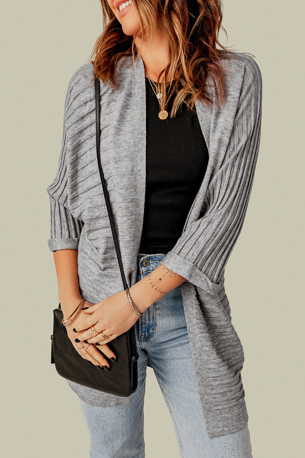 Grauer gerippter strickcardigan mit offener vorderseite