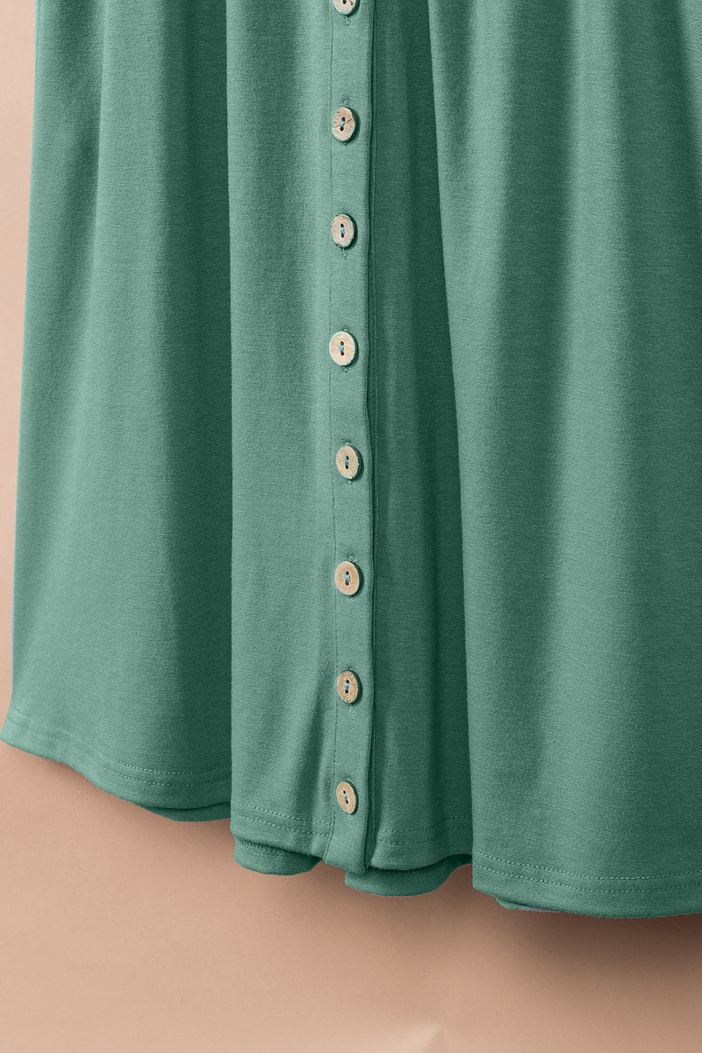 Grünes ärmelloses minikleid mit hoher taille und knöpfen
