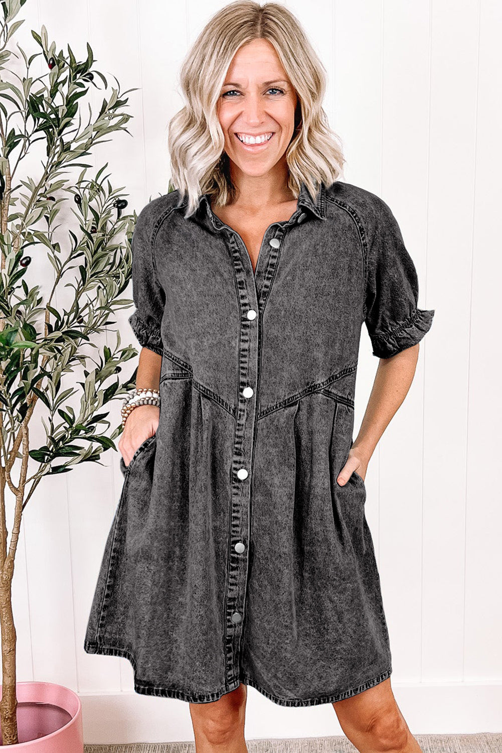 Mittelgraues Mineralwaschung gerafftes Kurzarm-Denimkleid mit Knöpfen