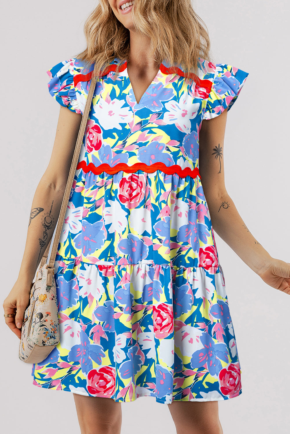 Himmelblaues floral bedrucktes v kleid mit gekerbten ric rac flatterärmeln
