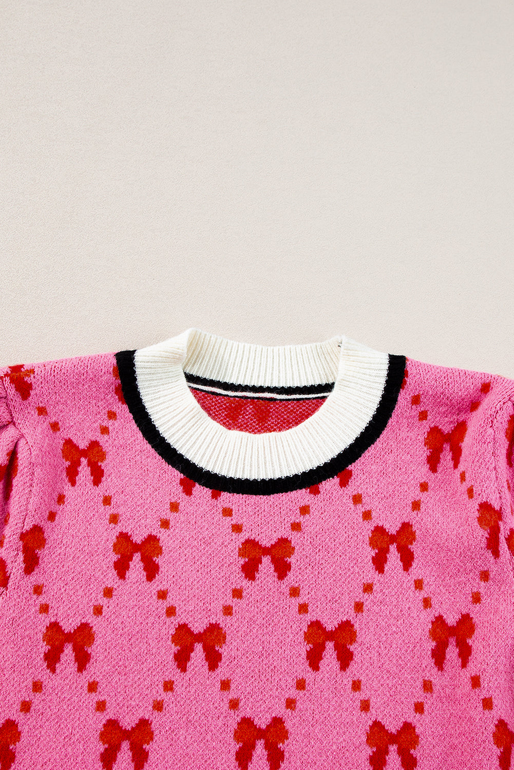 Rosa kurzarm-pullover mit schleifendruck