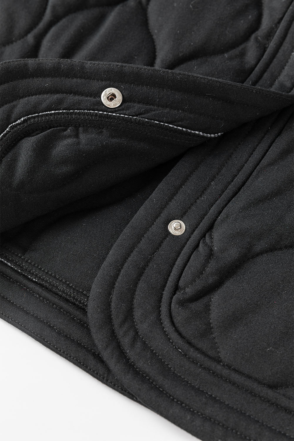 Schwarze jacke mit gestepptem druckknopf in uni-farbe