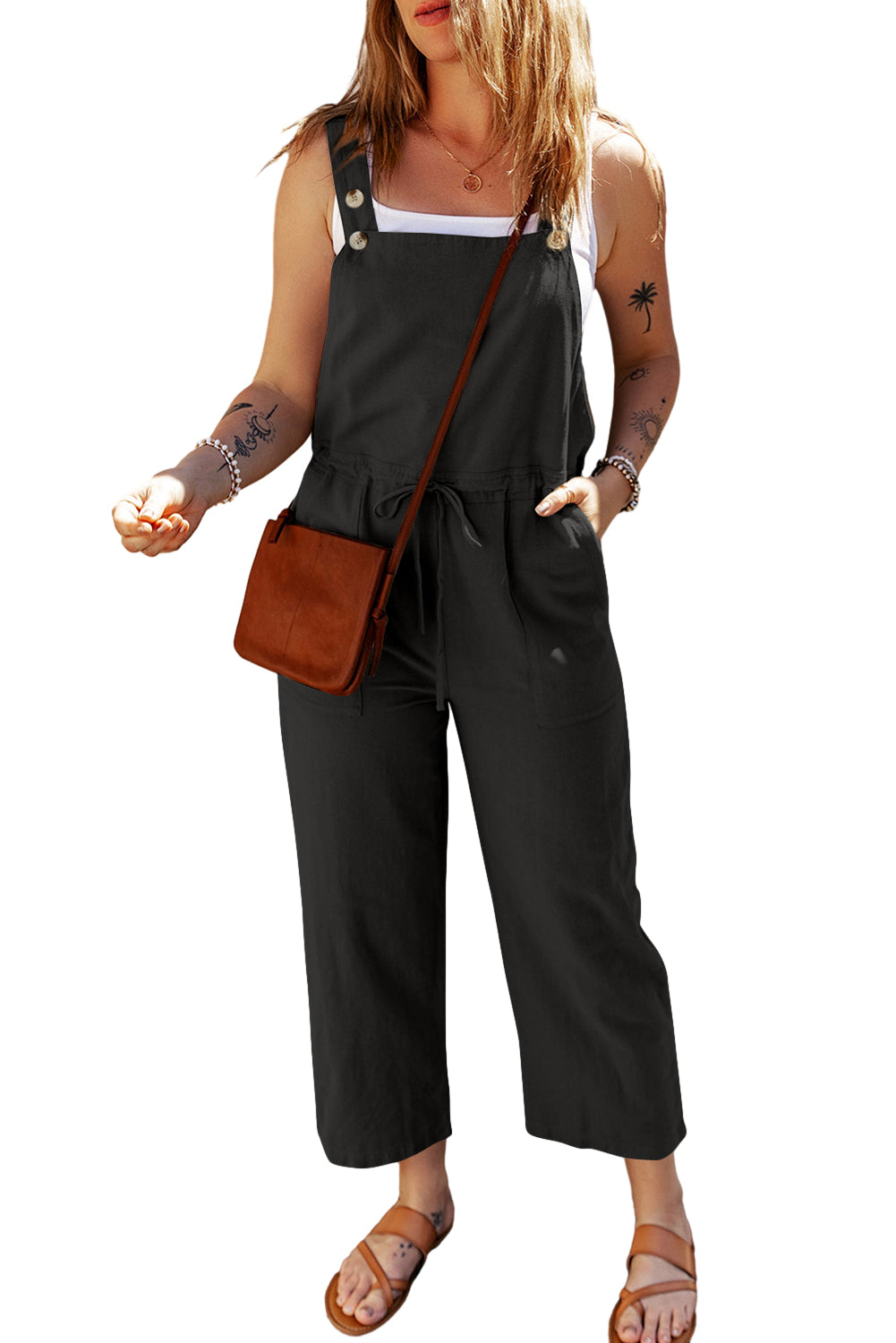 Schwarzer overall mit geknöpften riemen und kordelzug