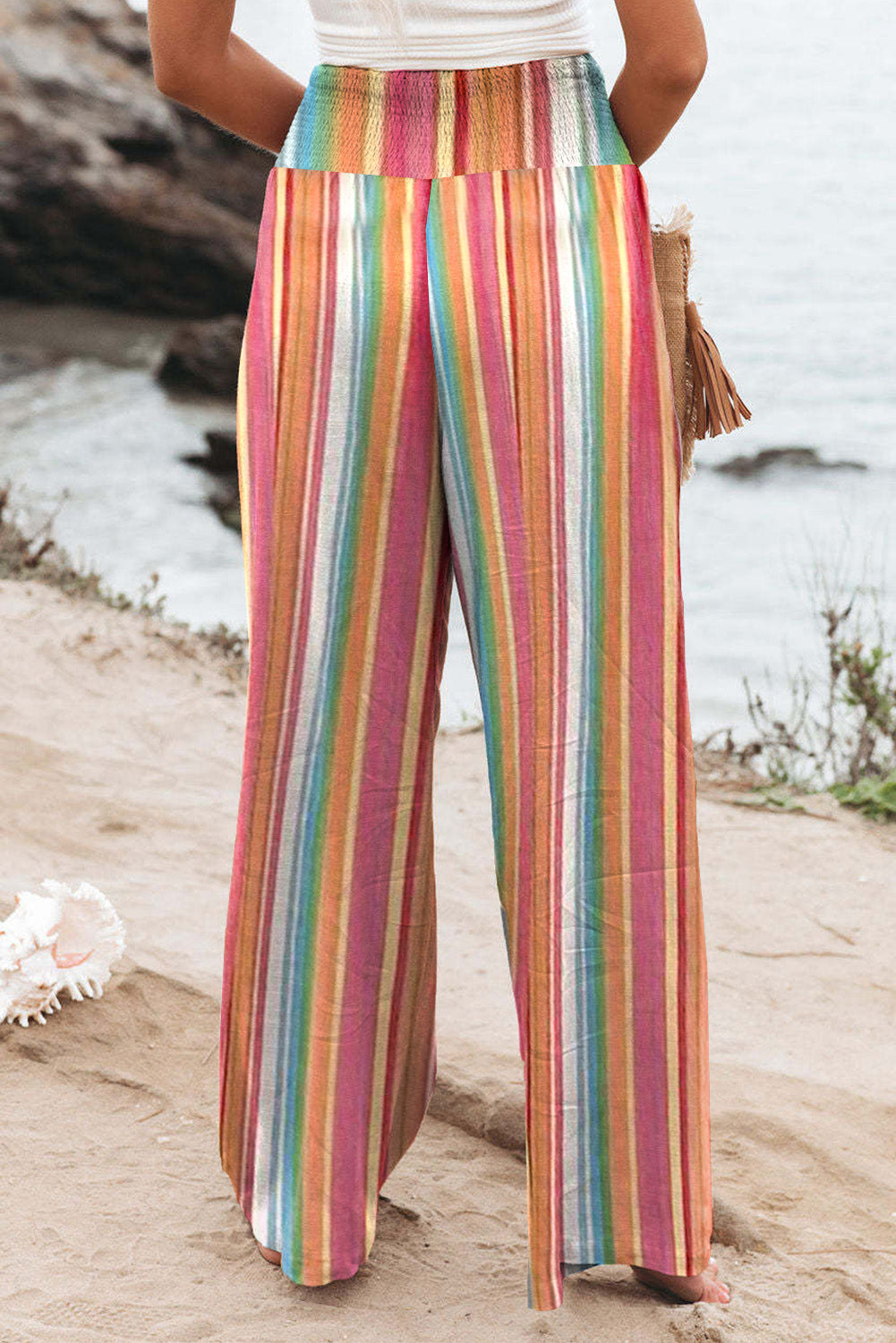 Mehrfarbig gestreifte gesmokte hose mit hoher taille und weitem bein
