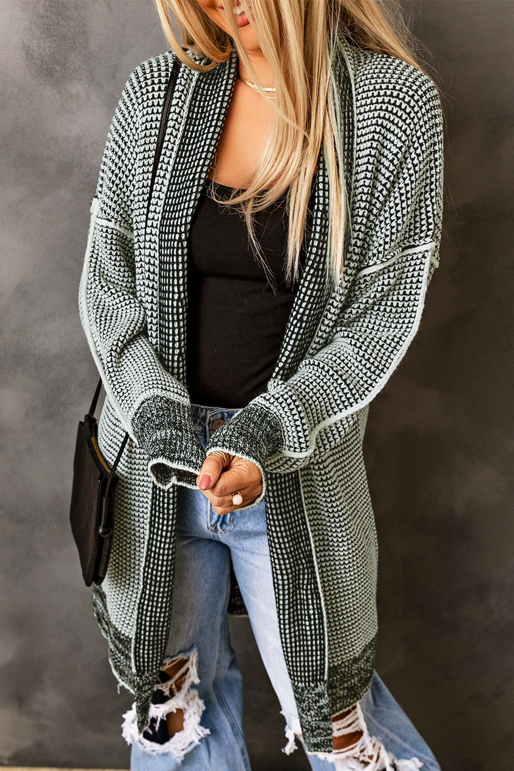 Graue karierte strickjacke mit offener vorderseite