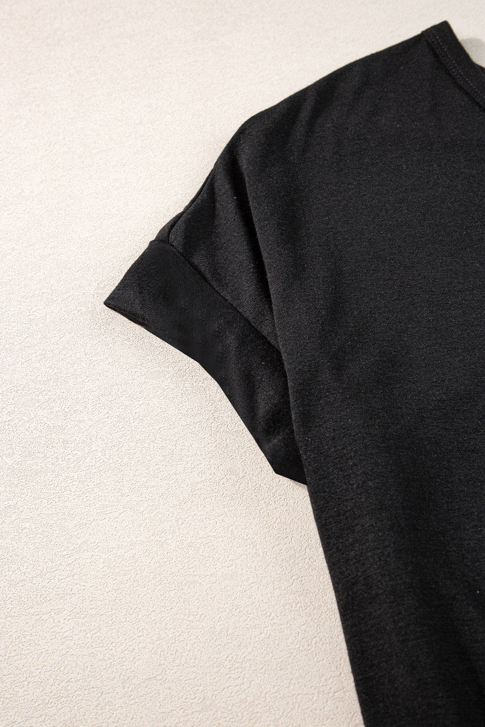 Schwarzer v-ausschnitt mit versteckten taschenschlitzen maxi-t-shirt-kleid