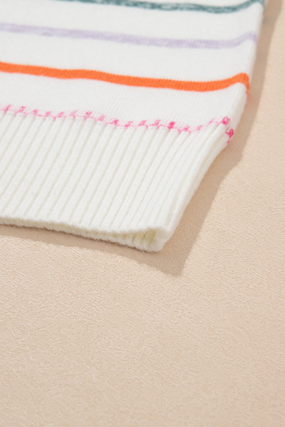 Weißer bunt gestreifter pullover mit rippstrickmuster