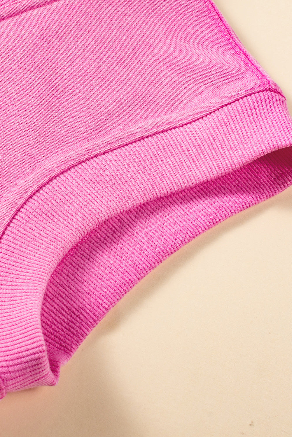 Bonbon sweatshirt-kleid mit viertelreißverschluss und kapuzenärmel