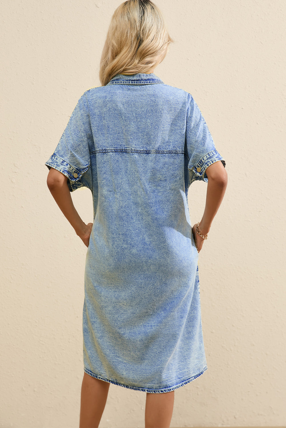 Hellblaues lockeres Hemd mit kurzen Ärmeln und mittlerer Waschung Chambray-Kleid