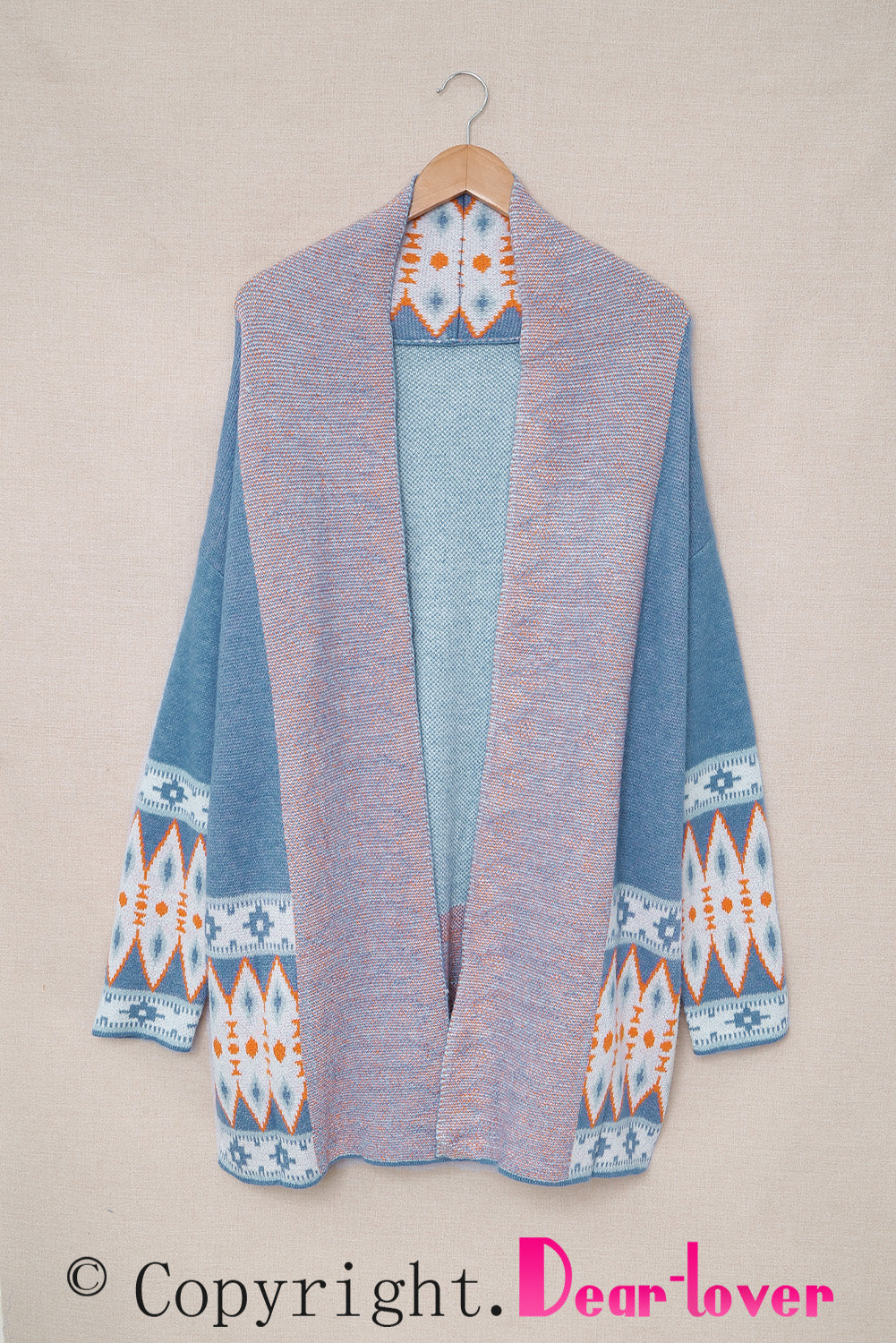 Blaue strickjacke mit aztekenmuster und offener vorderseite