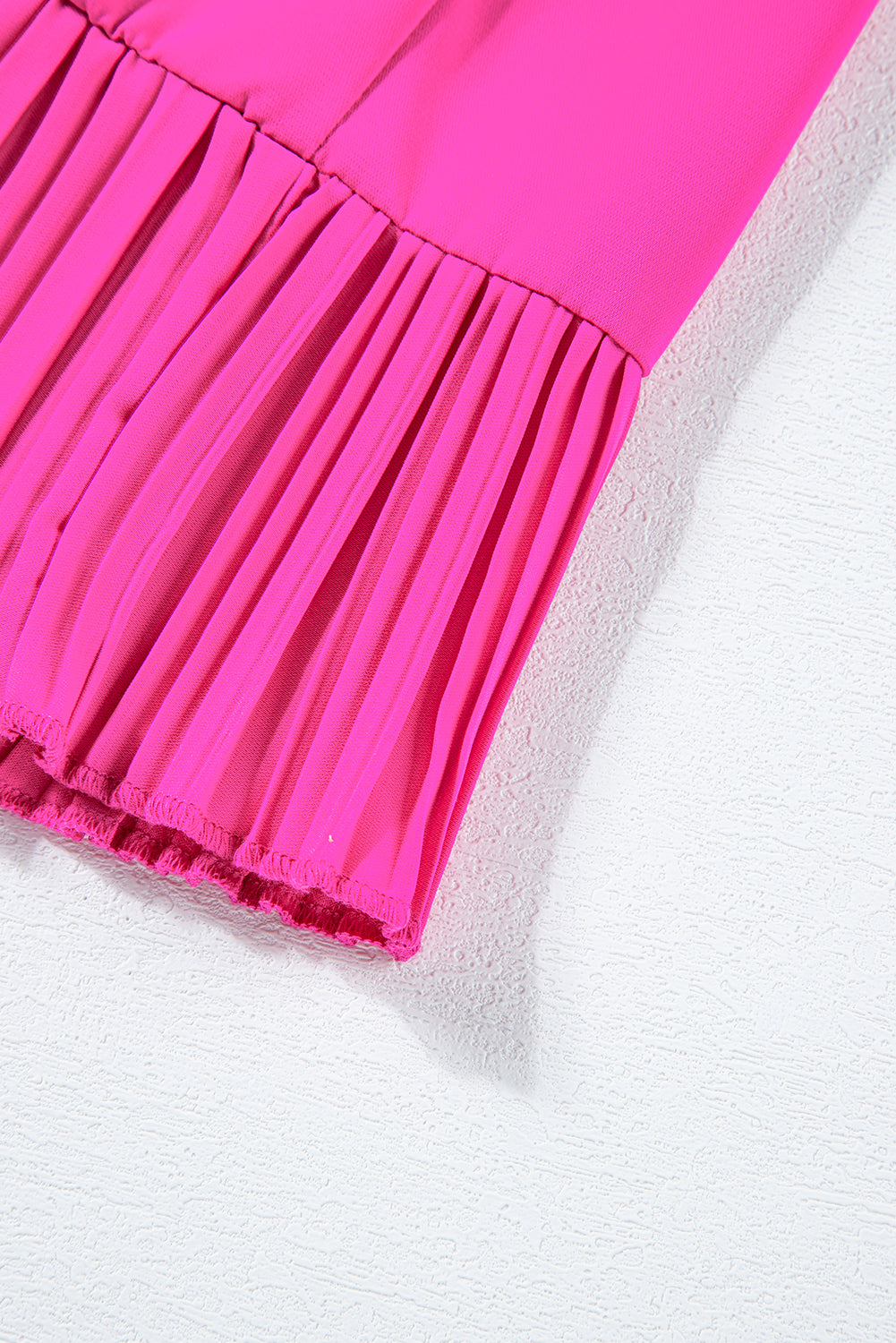 Leuchtend rosafarbenes, plissiertes, geflattertes minikleid