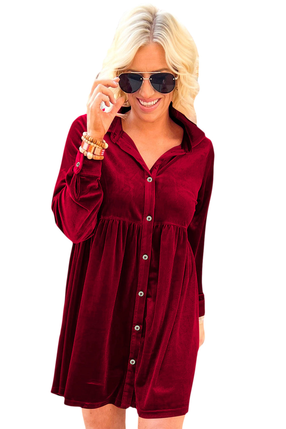 Feurig rotes kleid mit langen ärmeln und rüschen aus samt mit knopfleiste