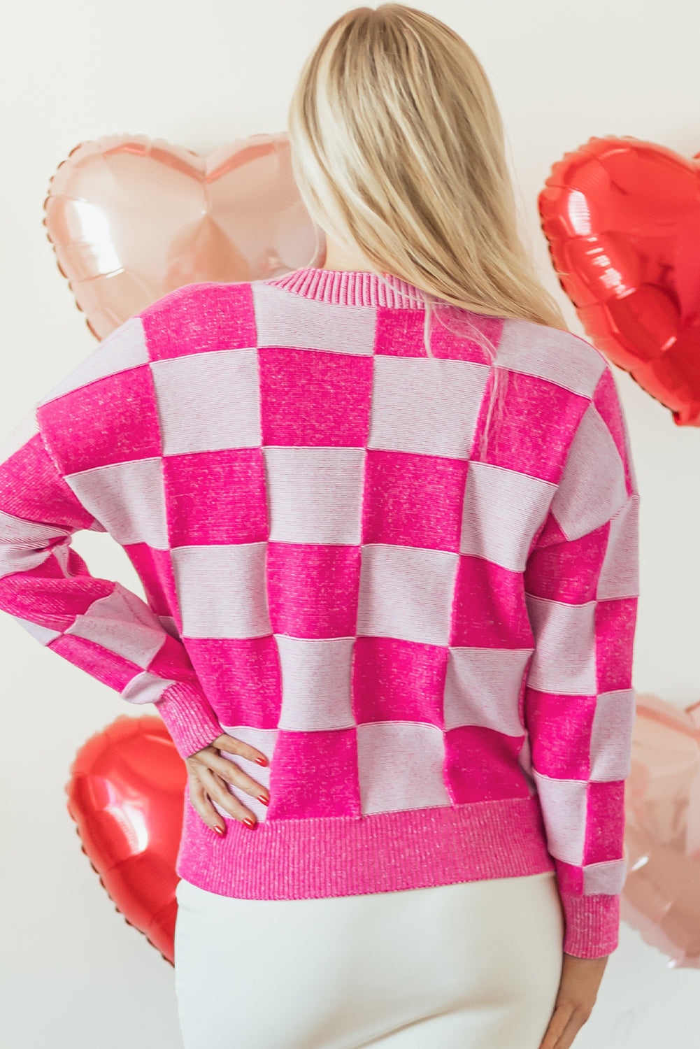 Rosa karierte strickjacke mit v-ausschnitt und geknöpften schultern