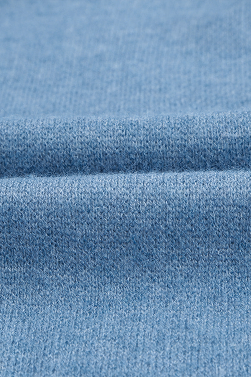 Blaue strickjacke mit aztekenmuster und offener vorderseite