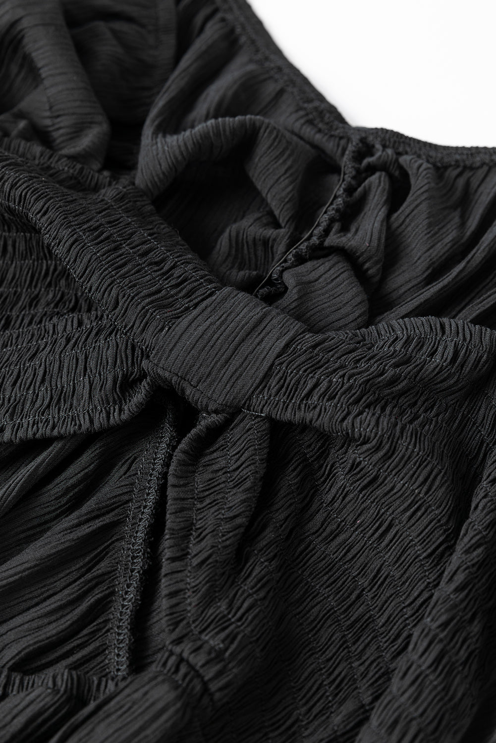 Schwarzes v-ausschnitt-schleifenknoten-ausschnitt-rüsche gestuftes maxikleid