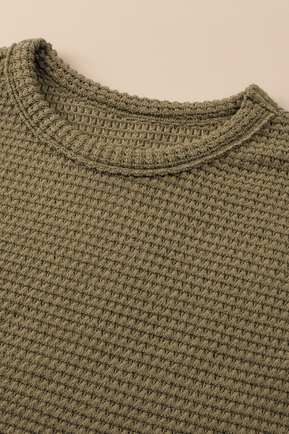 Dschungelgrünes ärmelloses langes Kleid aus Waffelstrick mit Schlitzen