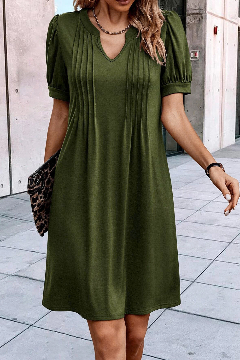 Ferngrünes T-Shirt-Kleid mit plissiertem Ausschnitt und Puffärmeln