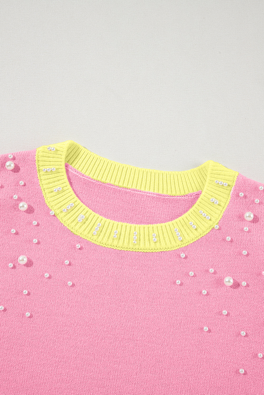 Rosenroter colorblock pullover mit rundhalsausschnitt und halben ärmeln mit perlen