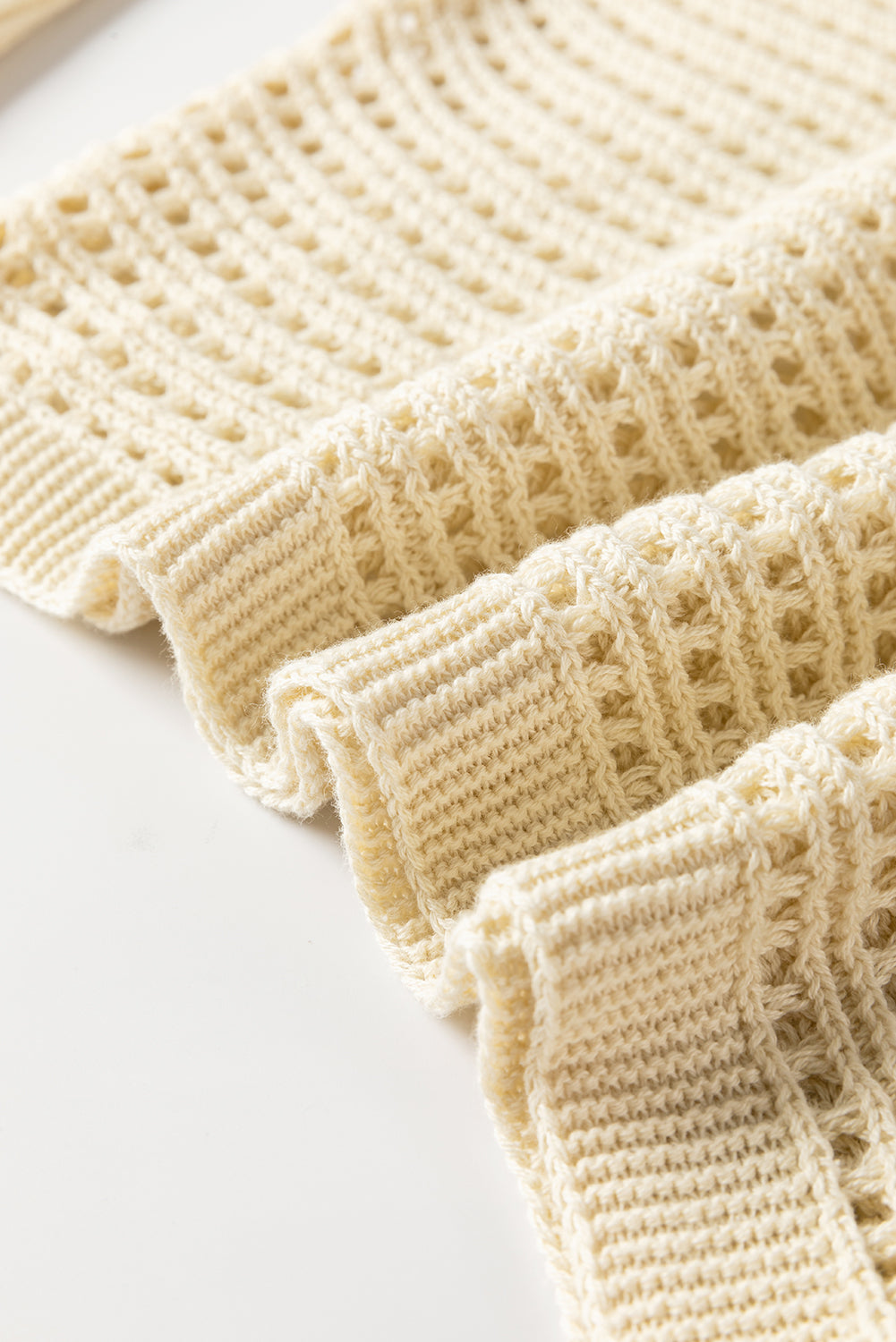 Aprikosenfarbener pullover mit offenem strickband und ärmeln