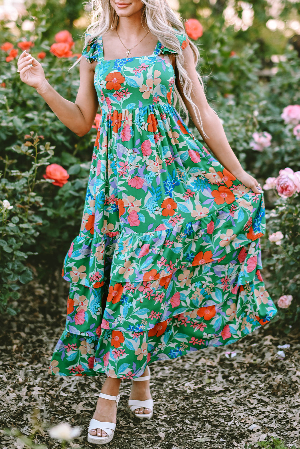 Grünes ärmelloses maxikleid mit blumendruck und rüschenbesatz