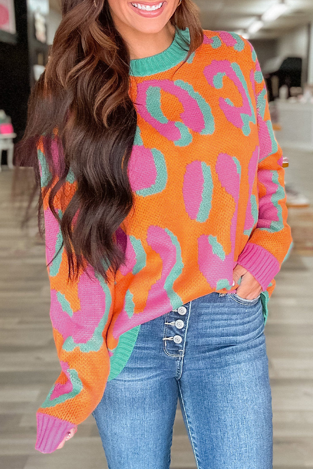 Orange leopard colorblock pullover mit geripptem rand