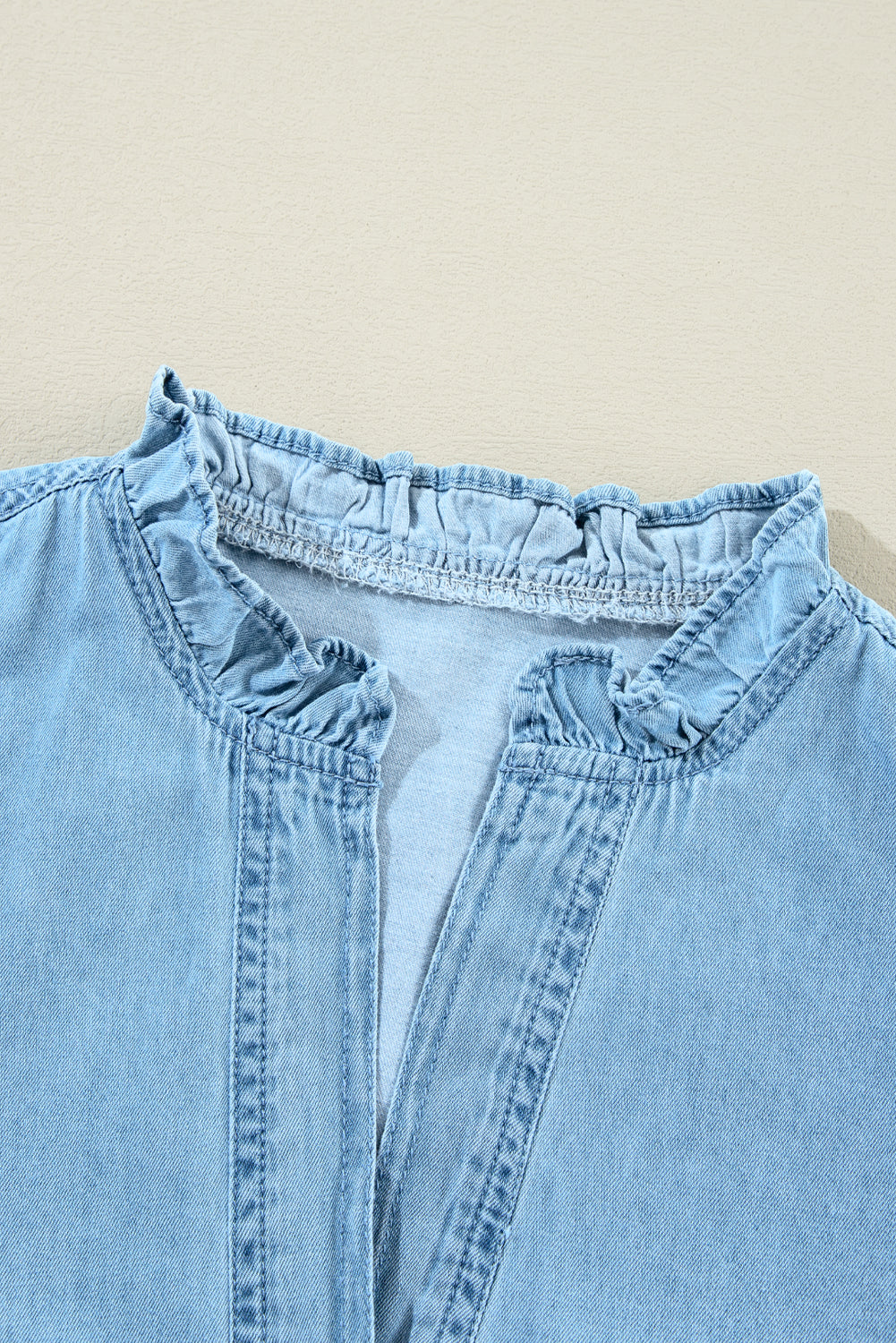 Myosotis Geraffter V-Ausschnitt Geknöpftes Shift-Denim-Kleid