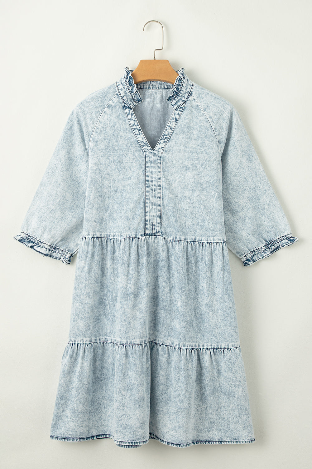 Dunkelblaues acid wash retro denim kleid mit halben ärmeln