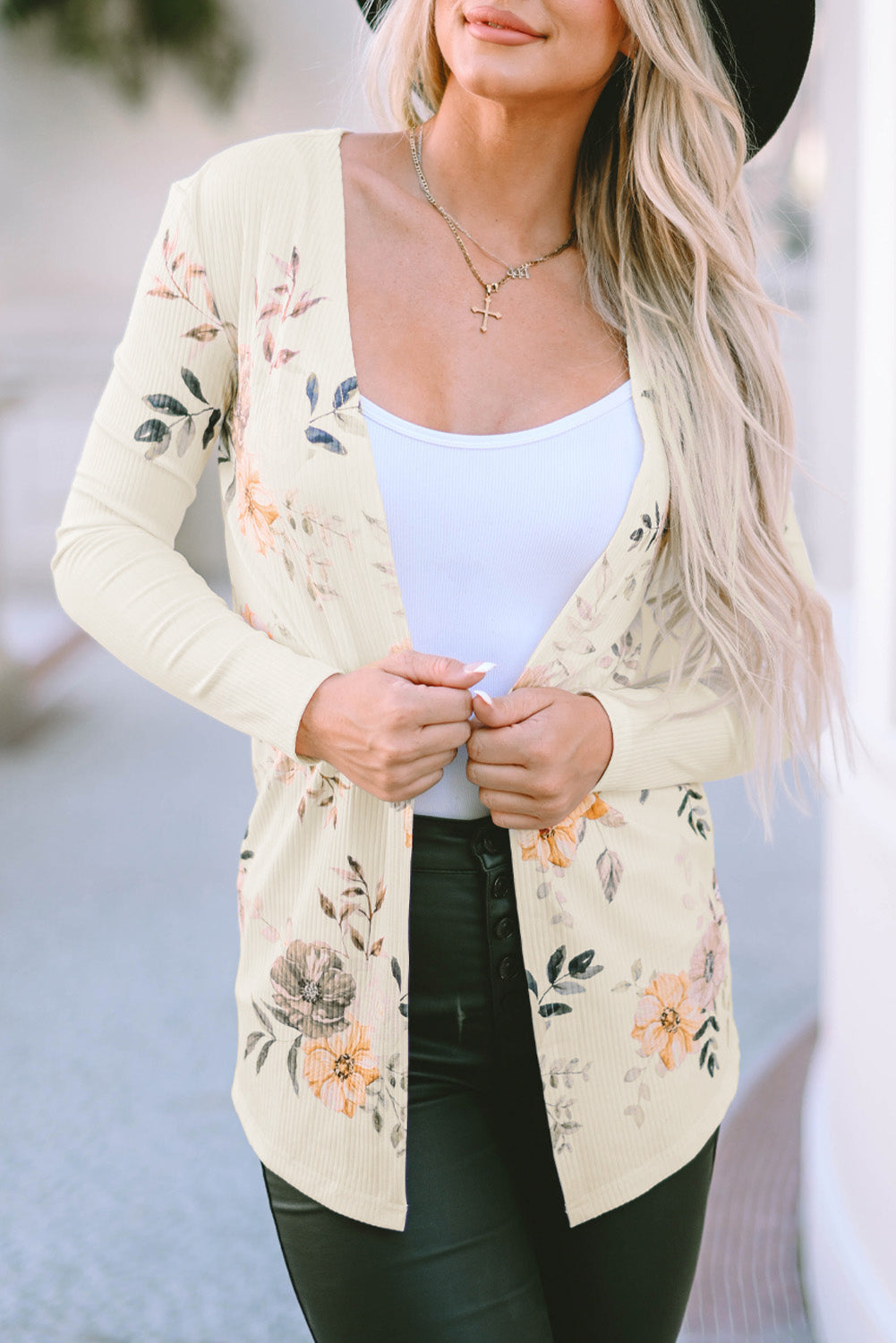Aprikosenfarbener blumendruck rippenstrick strickjacke mit schmalem schnitt