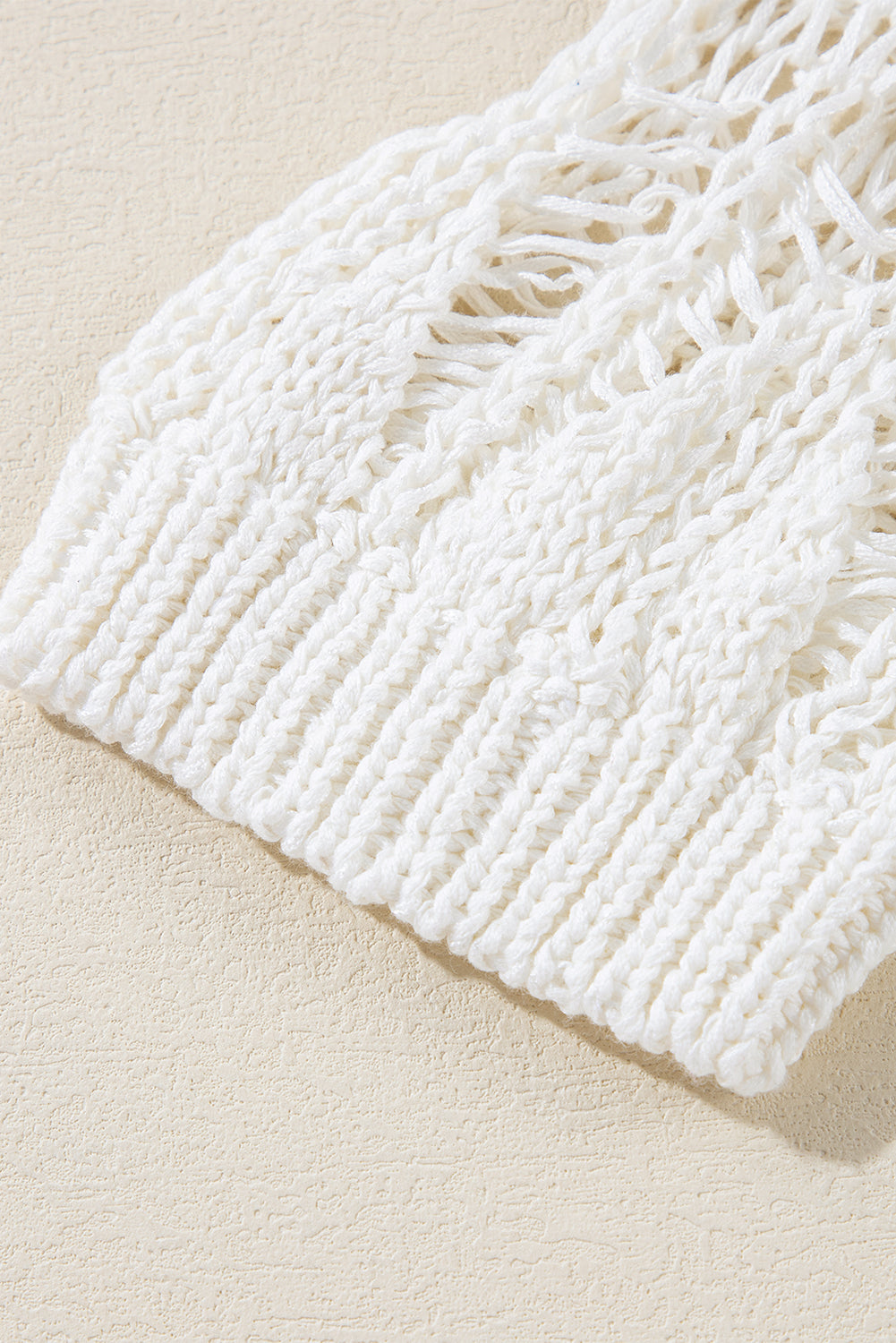 Weißer gehäkelter rundhalsausschnitt pullover mit lockerer passform