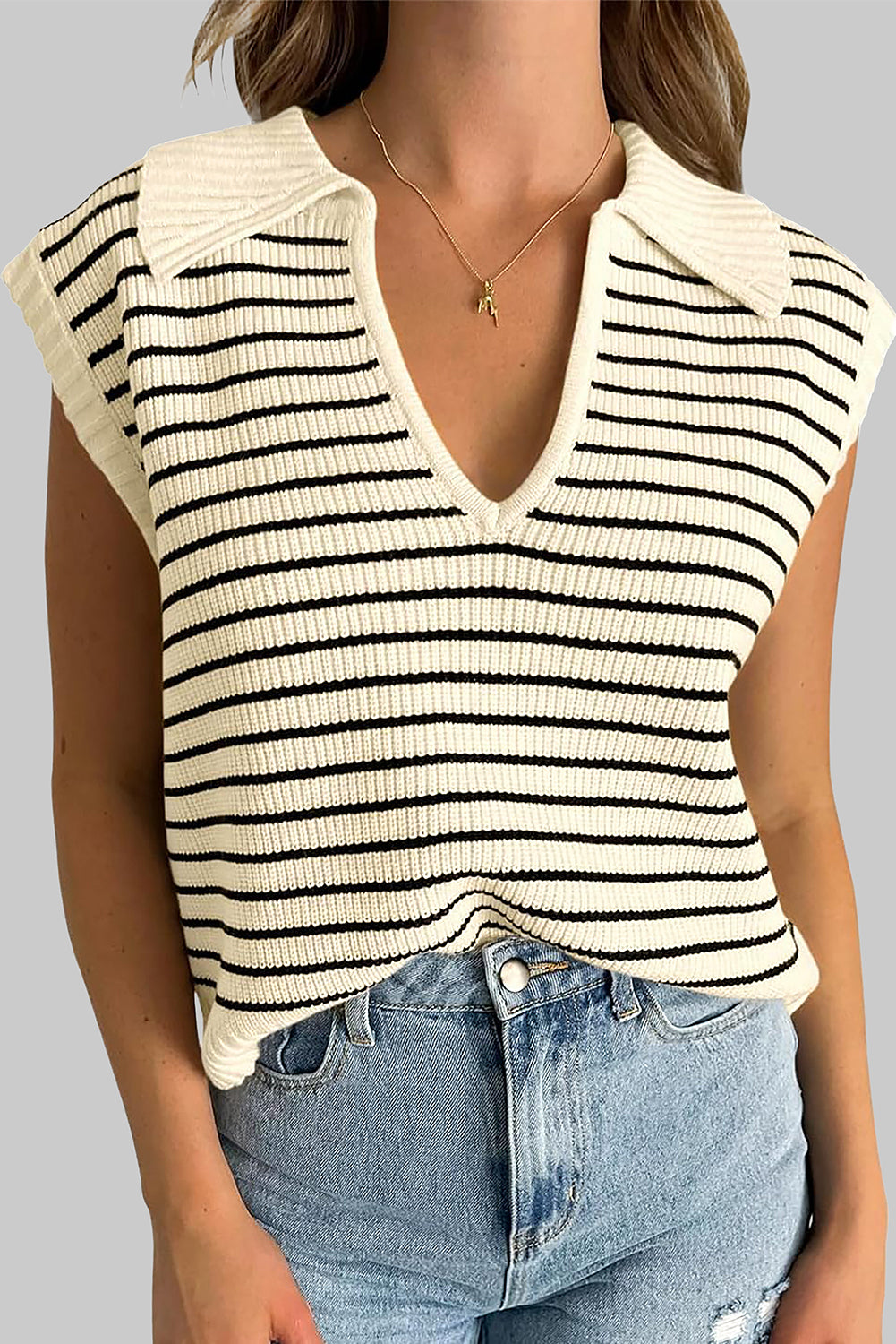 Beige gestreiftes pullover-tank-top mit v-ausschnitt