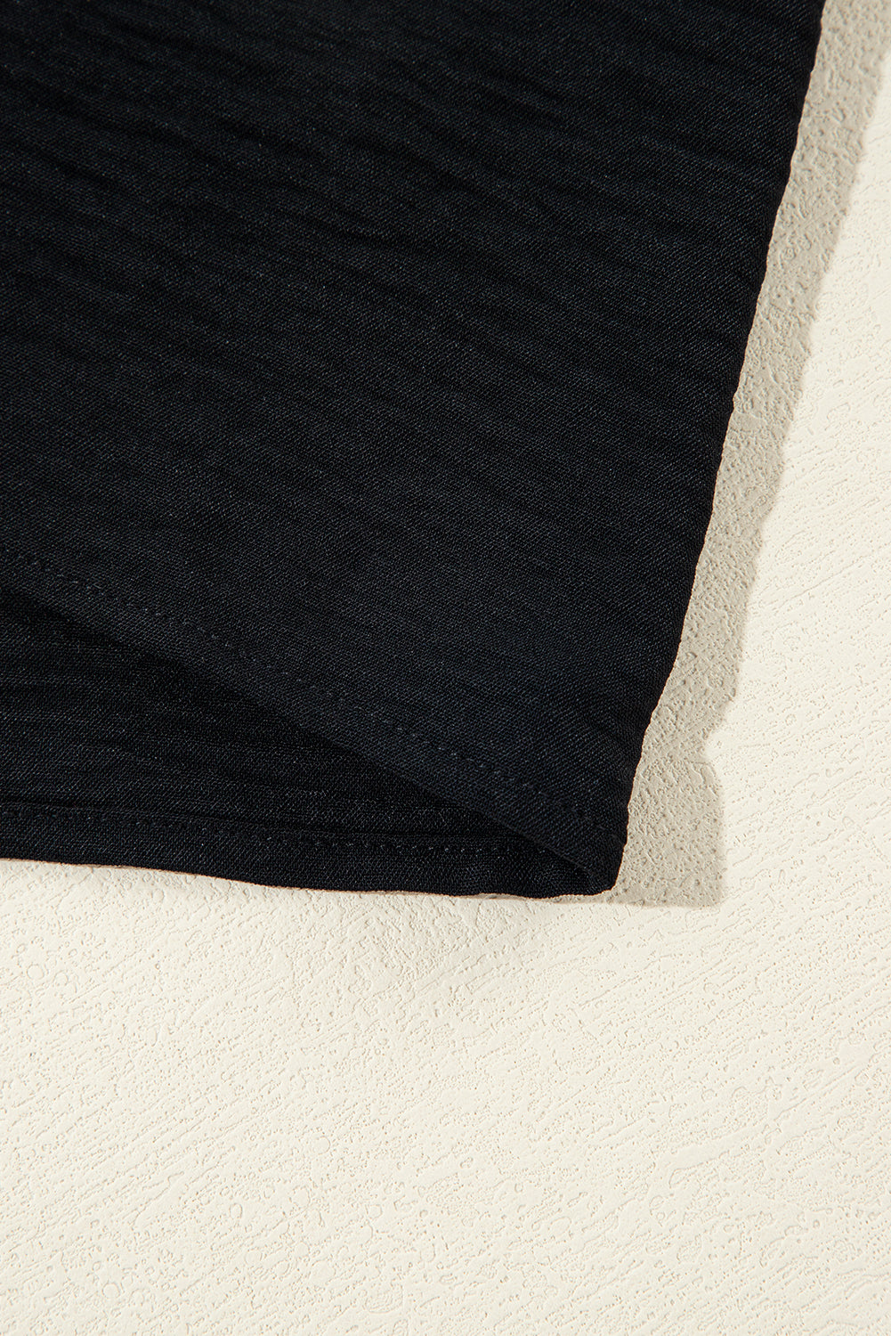 Schwarzes rückenfreies, gestuftes Maxikleid mit Crossover-Rückenausschnitt