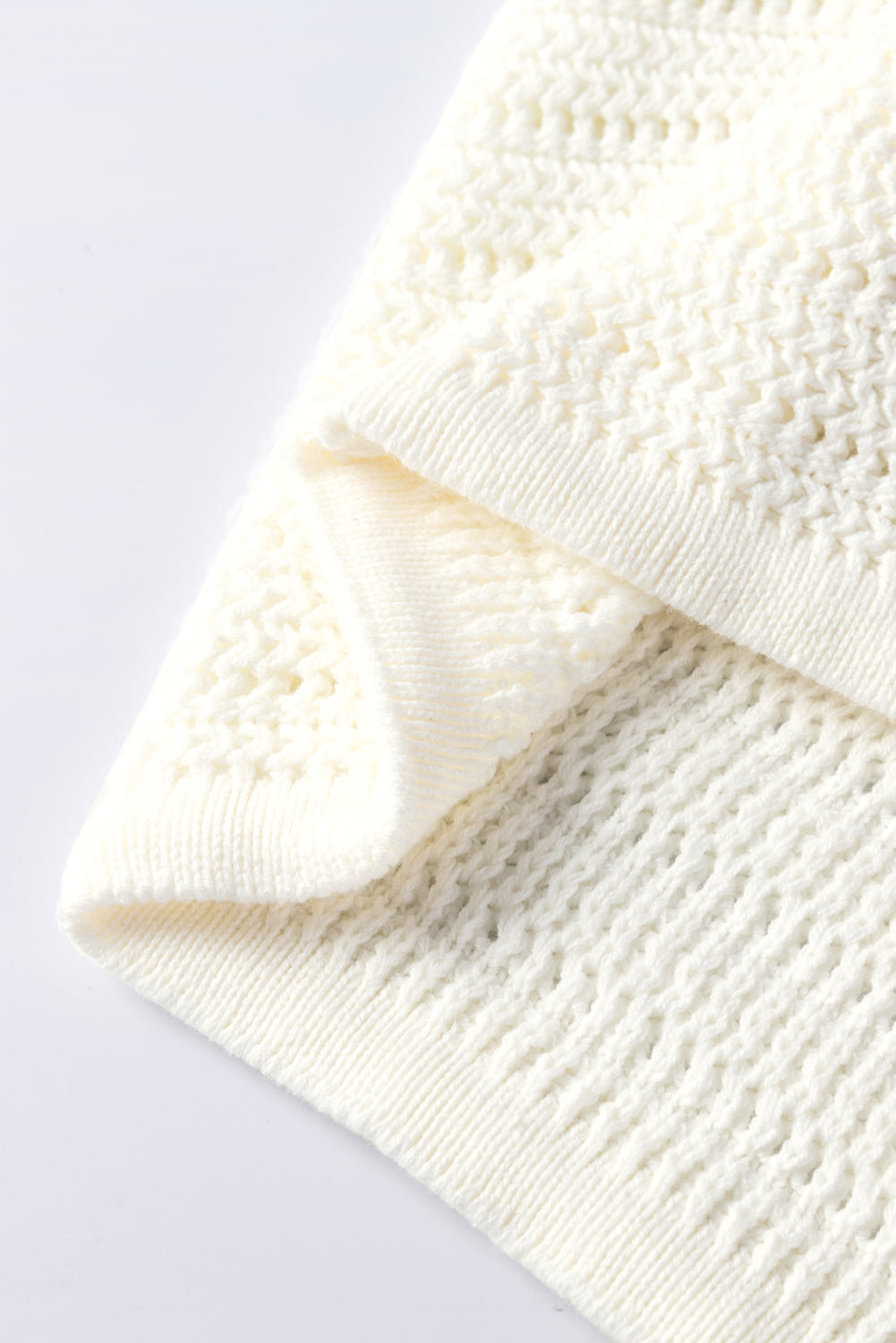 Weißer gänseblümchen-pointelle-strickpullover