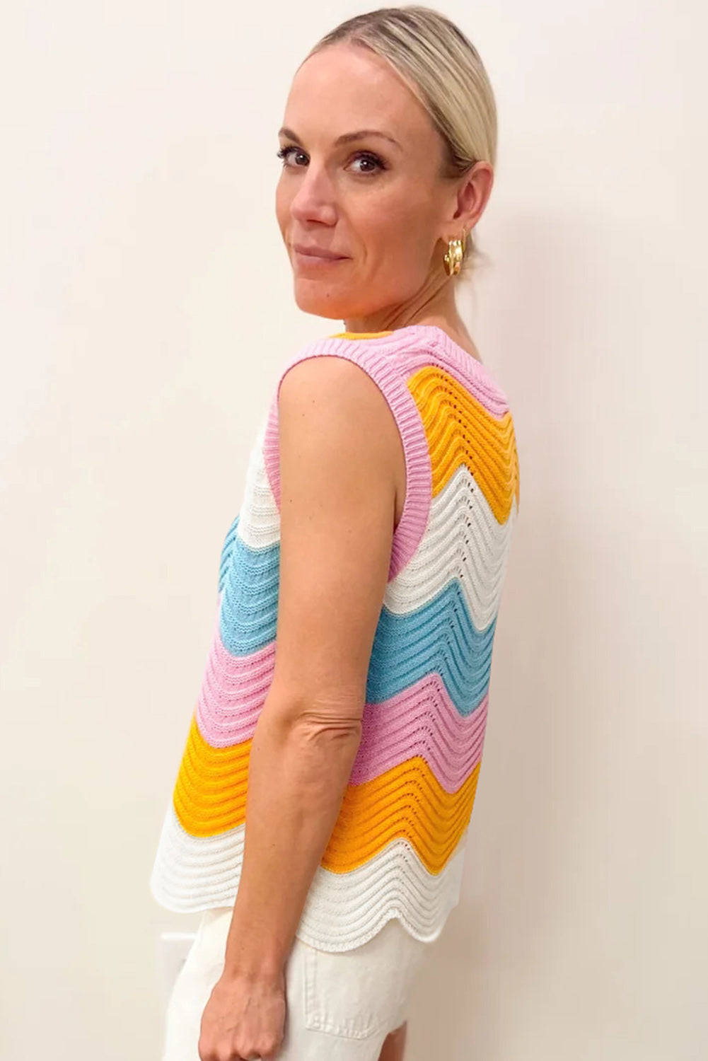 Mehrfarbig gestreifte colorblock strickweste mit wellenschliff