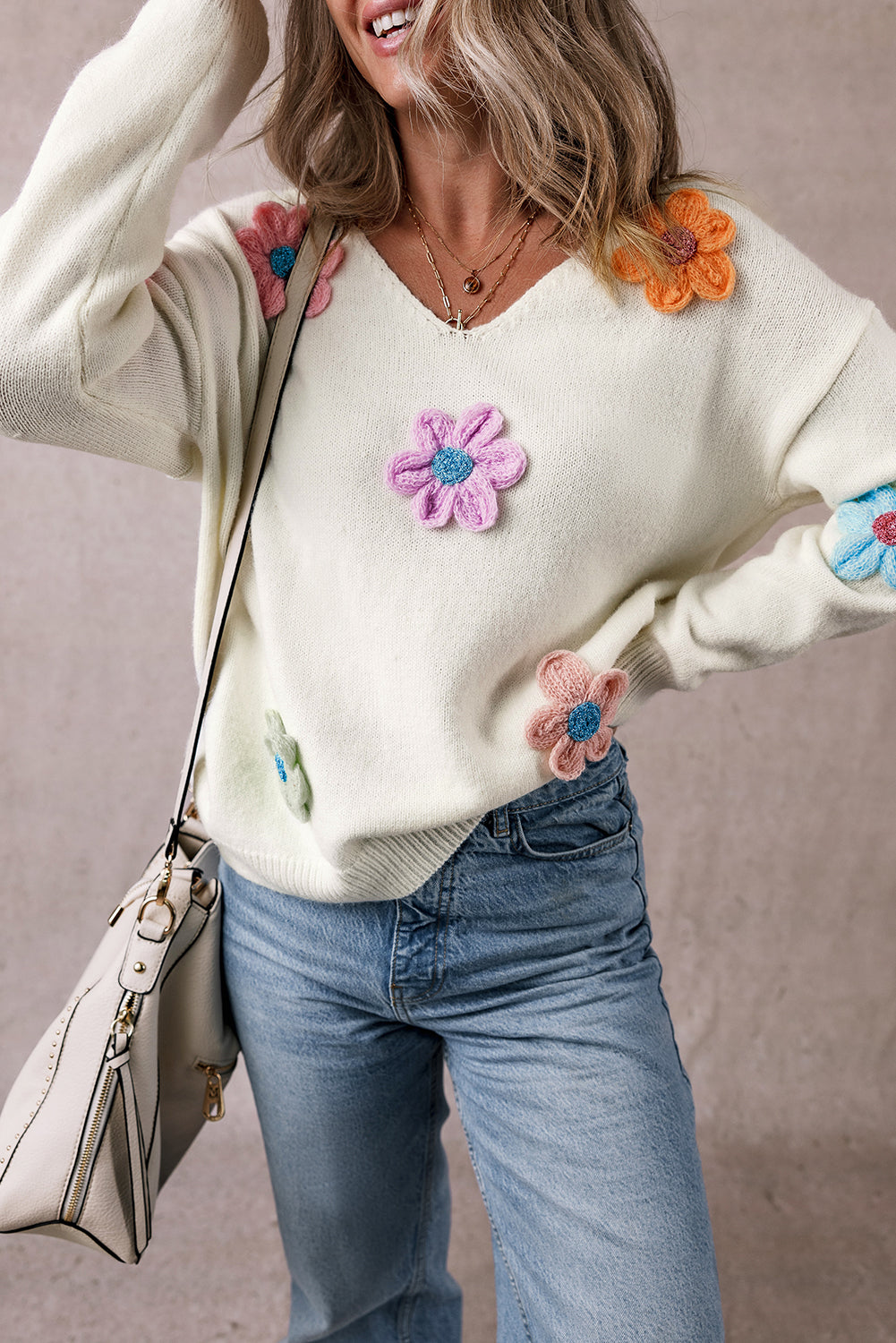 Weißer gehäkelter blumen-v-ausschnitt-pullover