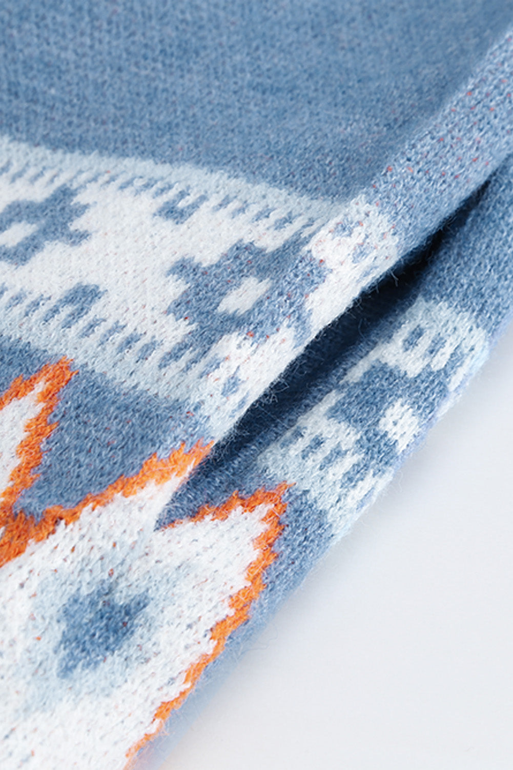 Blaue strickjacke mit aztekenmuster und offener vorderseite