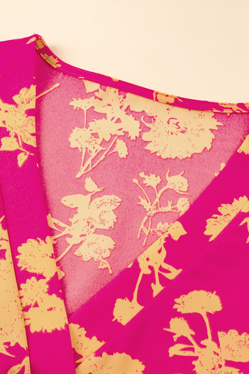 Rosafarbenes Kleid mit Fledermausärmeln und Blumendruck