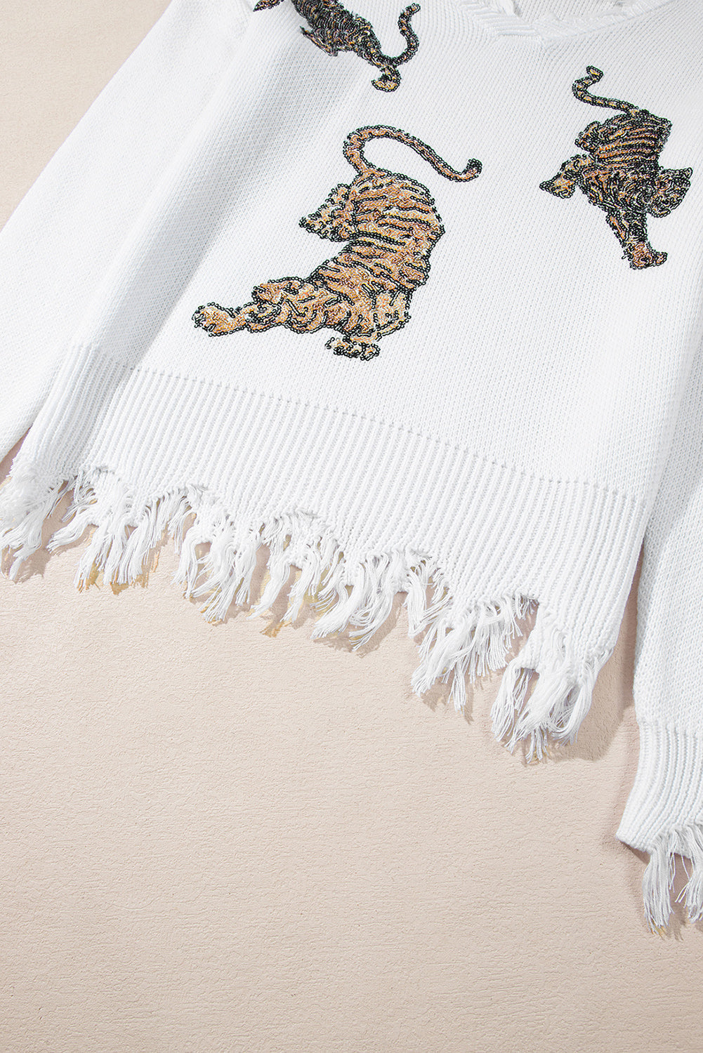Weißer ausgefranster pailletten-tiger-pullover