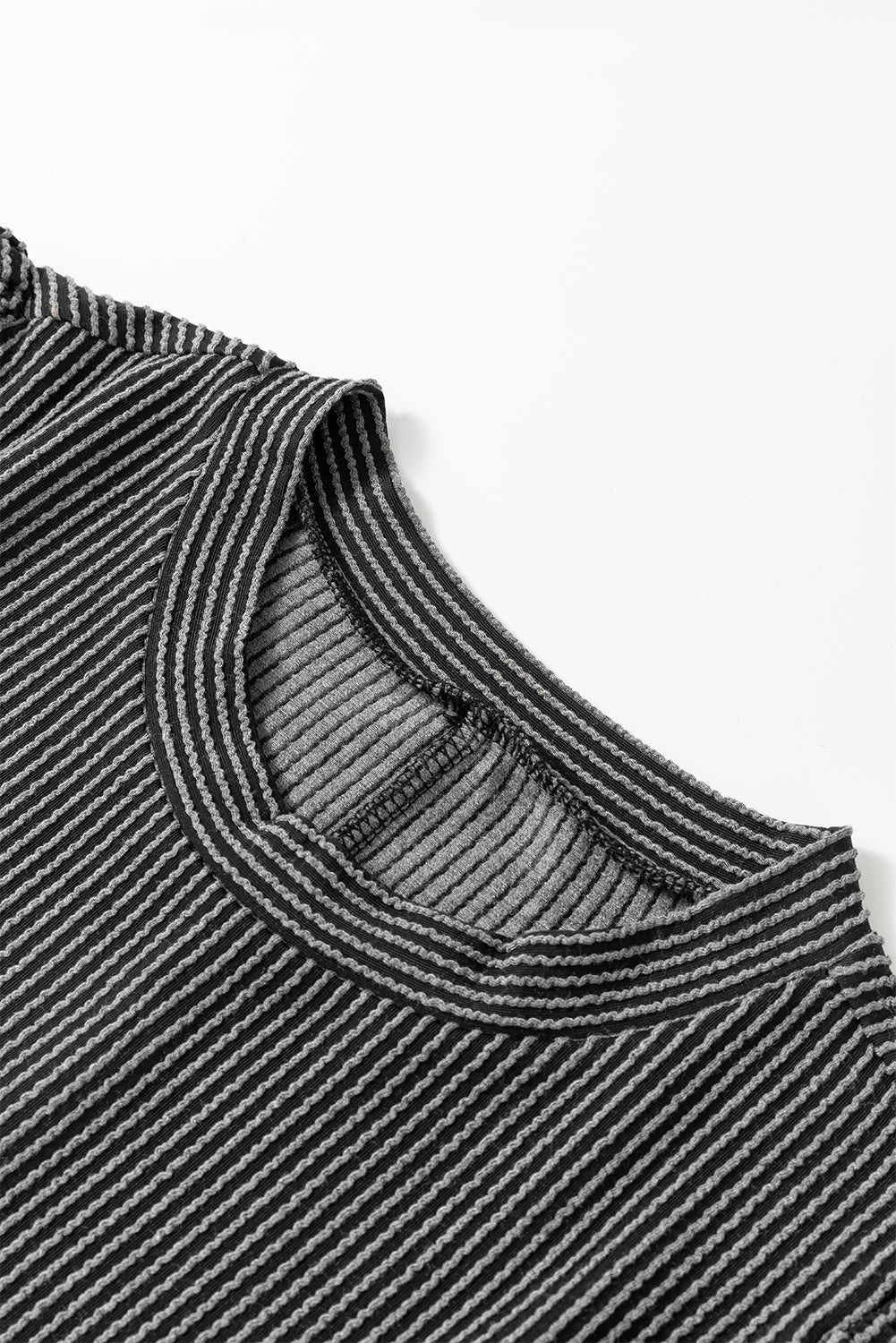 Schwarzes strukturiertes minikleid mit gerafften flatterärmeln