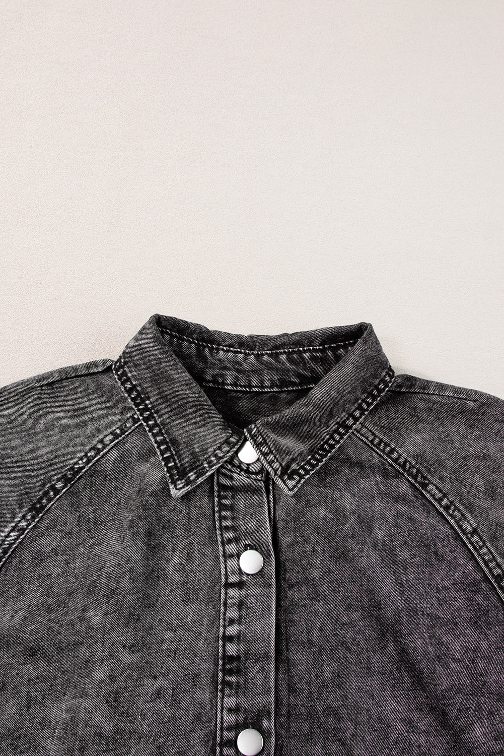 Mittelgraues Mineralwaschung gerafftes Kurzarm-Denimkleid mit Knöpfen