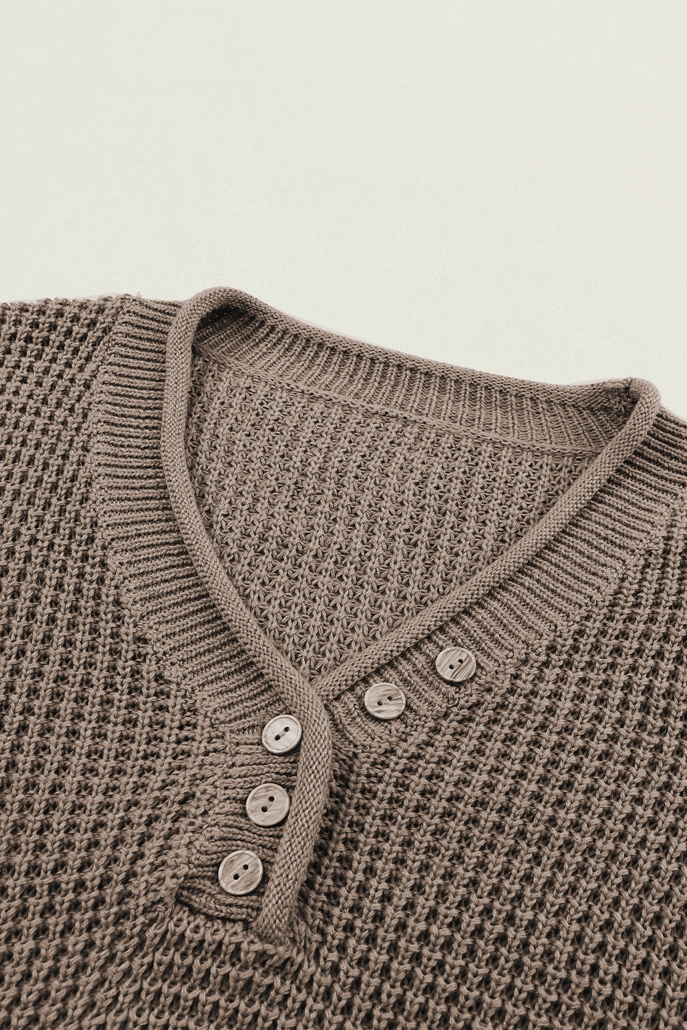 Khakifarbener pointelle-strickpullover mit v-ausschnitt und überschnittenen schultern