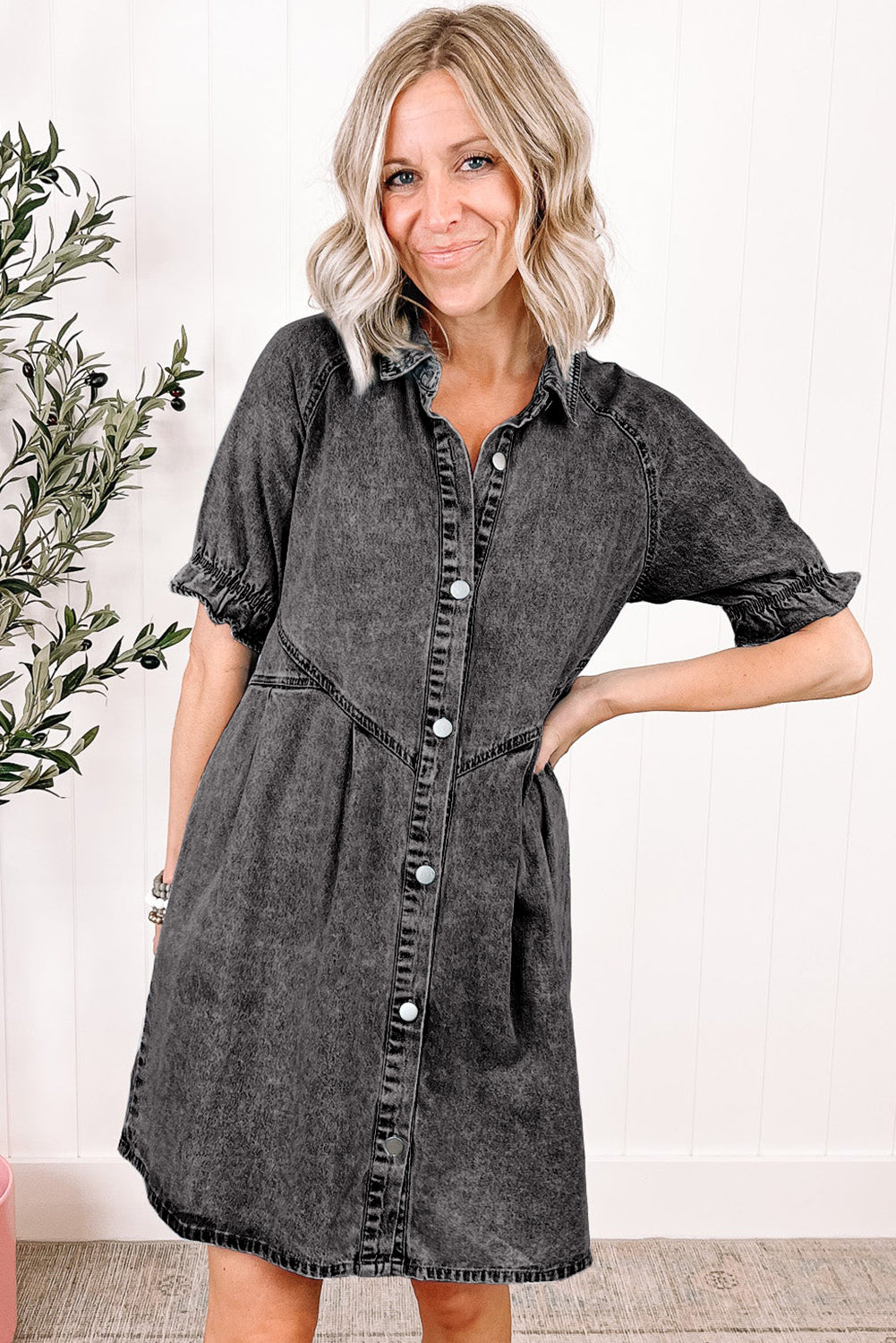 Mittelgraues Mineralwaschung gerafftes Kurzarm-Denimkleid mit Knöpfen