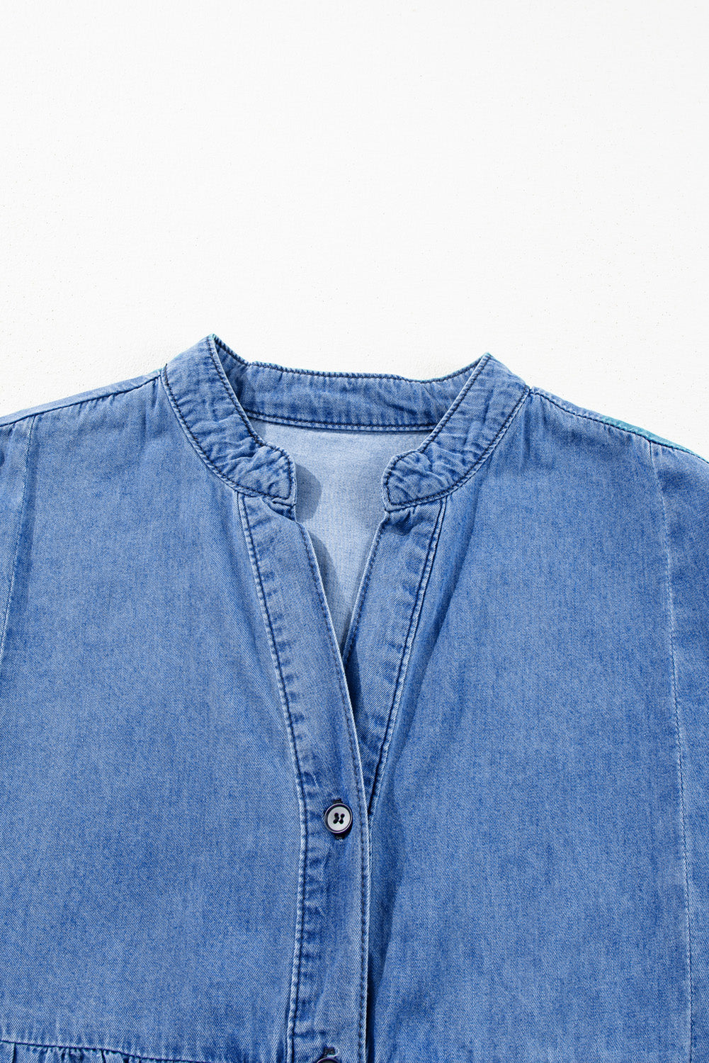 Himmelblaues Chambray-Kleid mit gerafften 3/4-Ärmeln und geschlitztem V-Ausschnitt