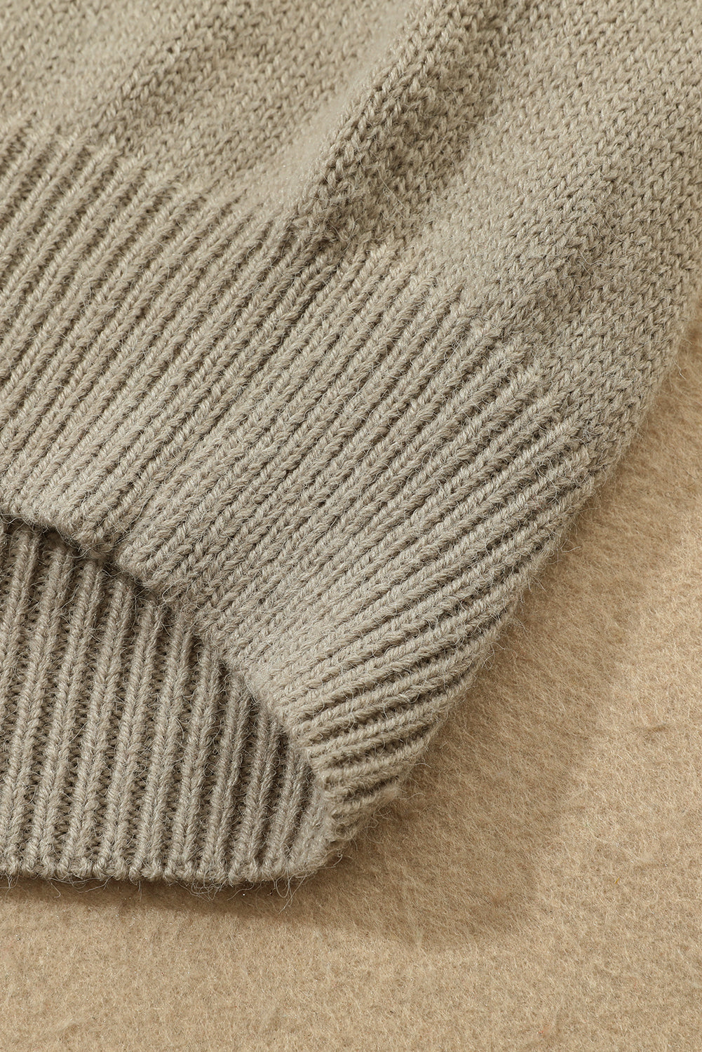 Grauer pullover mit geometrischem muster und geripptem rundhalsausschnitt