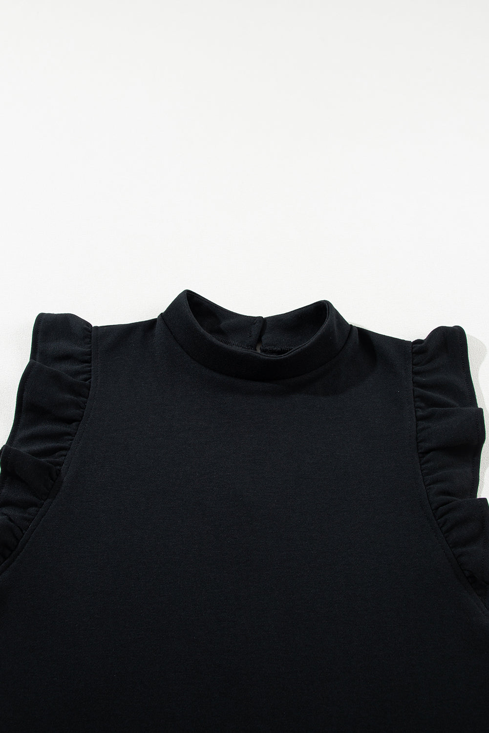 Schwarzes shiftkleid mit rundhalsausschnitt und flatterärmeln