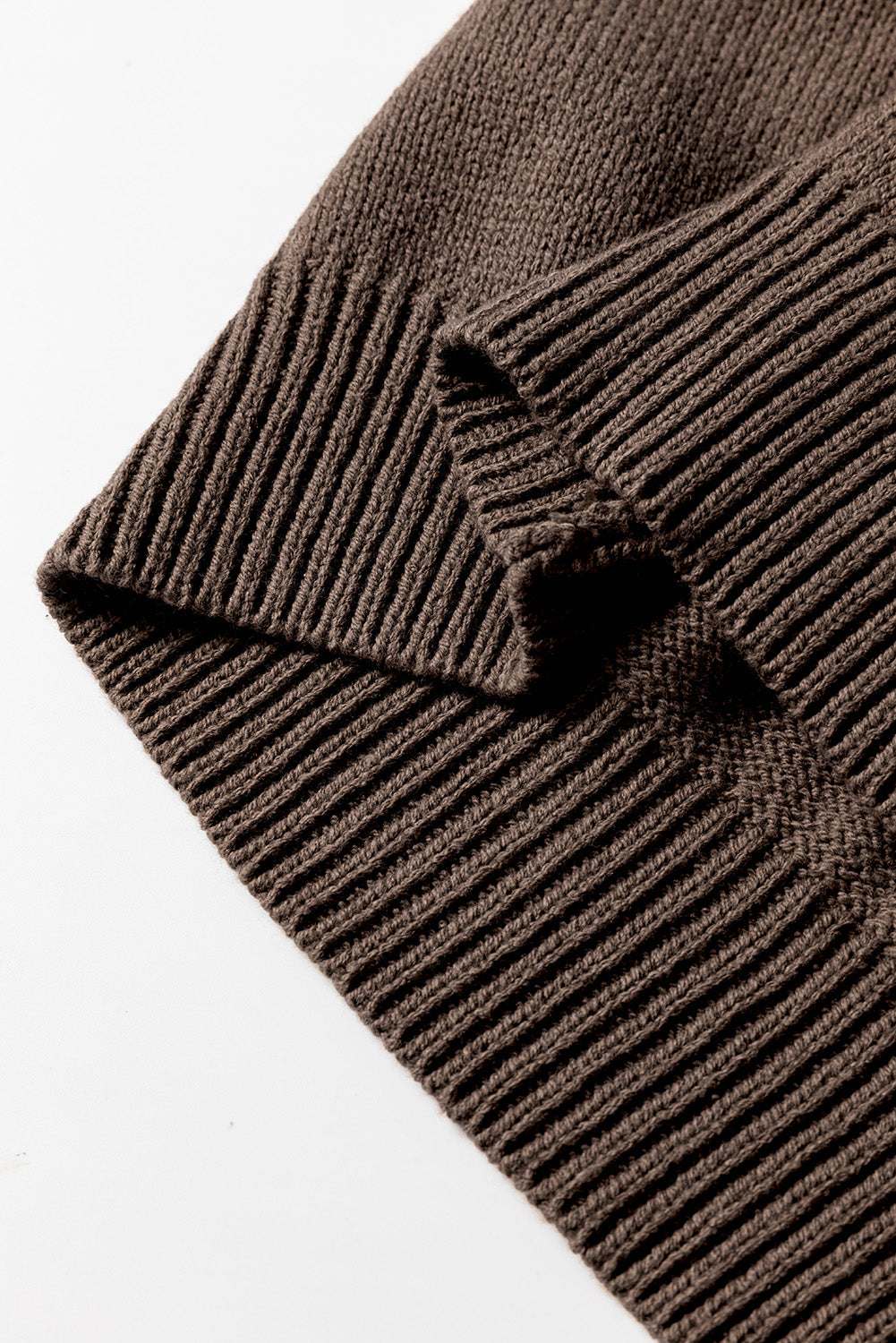 Dunkle khakifarbene strickjacke mit offenen schultern