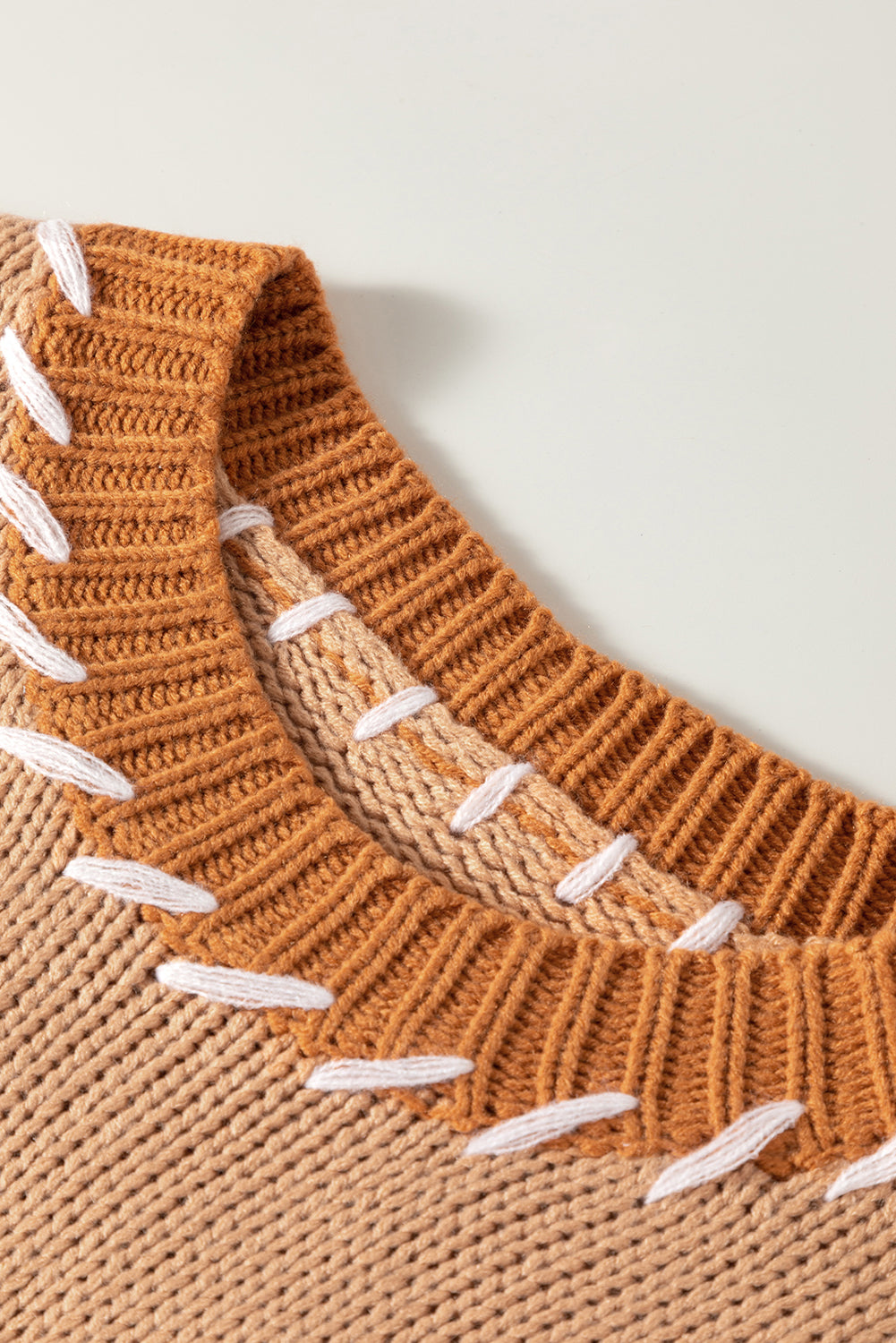 Helles french beige farbblock-kontrastnähte pullover in übergröße