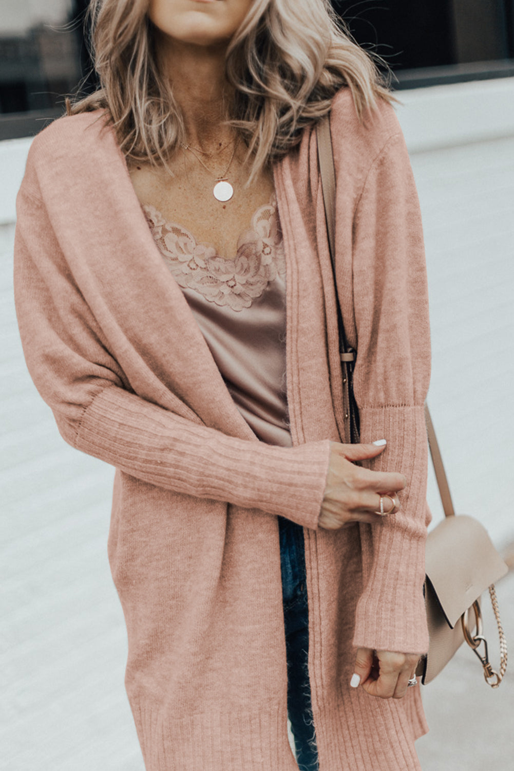Rauchgraue strickjacke mit geripptem saum und offenen puffärmeln