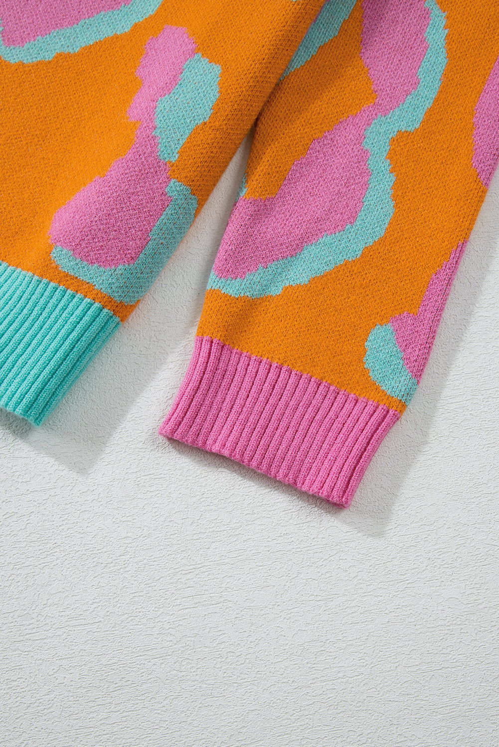 Orange leopard colorblock pullover mit geripptem rand