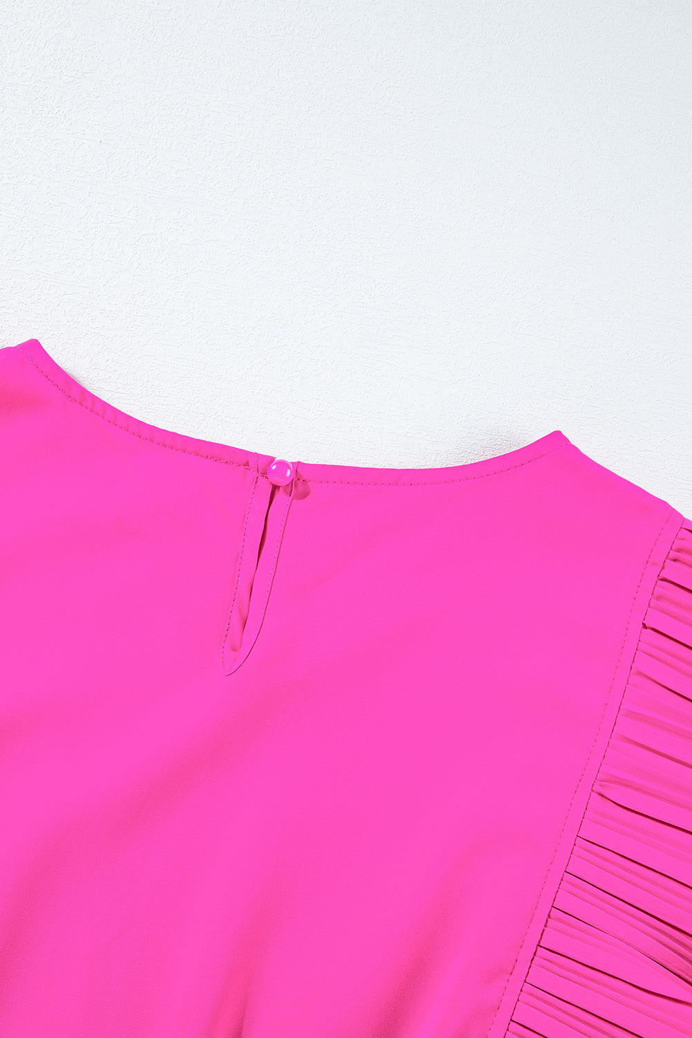 Leuchtend rosafarbenes, plissiertes, geflattertes minikleid